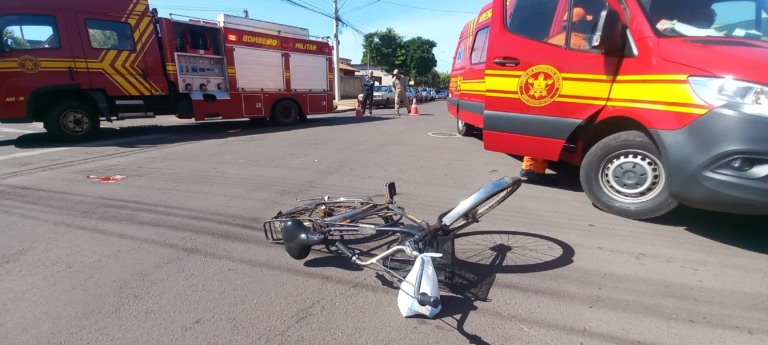 Ciclista fica ferido após bater em carro no bairro Nossa Senhora Aparecida