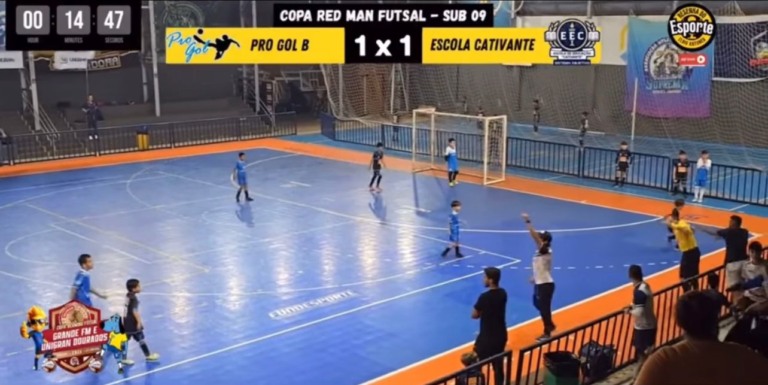 O pai de um jogador da categoria sub-9 agrediu o árbitro Jobby Antunes, no meio da partida. (Reprodução vídeo redes sociais)