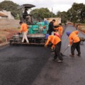 Obras de pavimentação asfáltica e de drenagem em ruas do Jardim das Primaveras. (Fotos: A. Frota)
