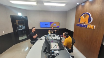 Matheus e Lorenzo nos estúdios da Rádio Massa FM Campo Grande - Foto: Rodrigo Moreira/ RCN67