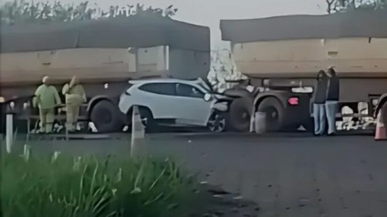 Equipes de resgate atuaram para retirar vítimas presas às ferragens após colisão na BR-163, em Campo Grande