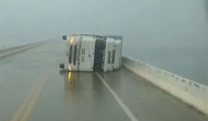 Bitrem tombado na ponte sobre o rio Paraná