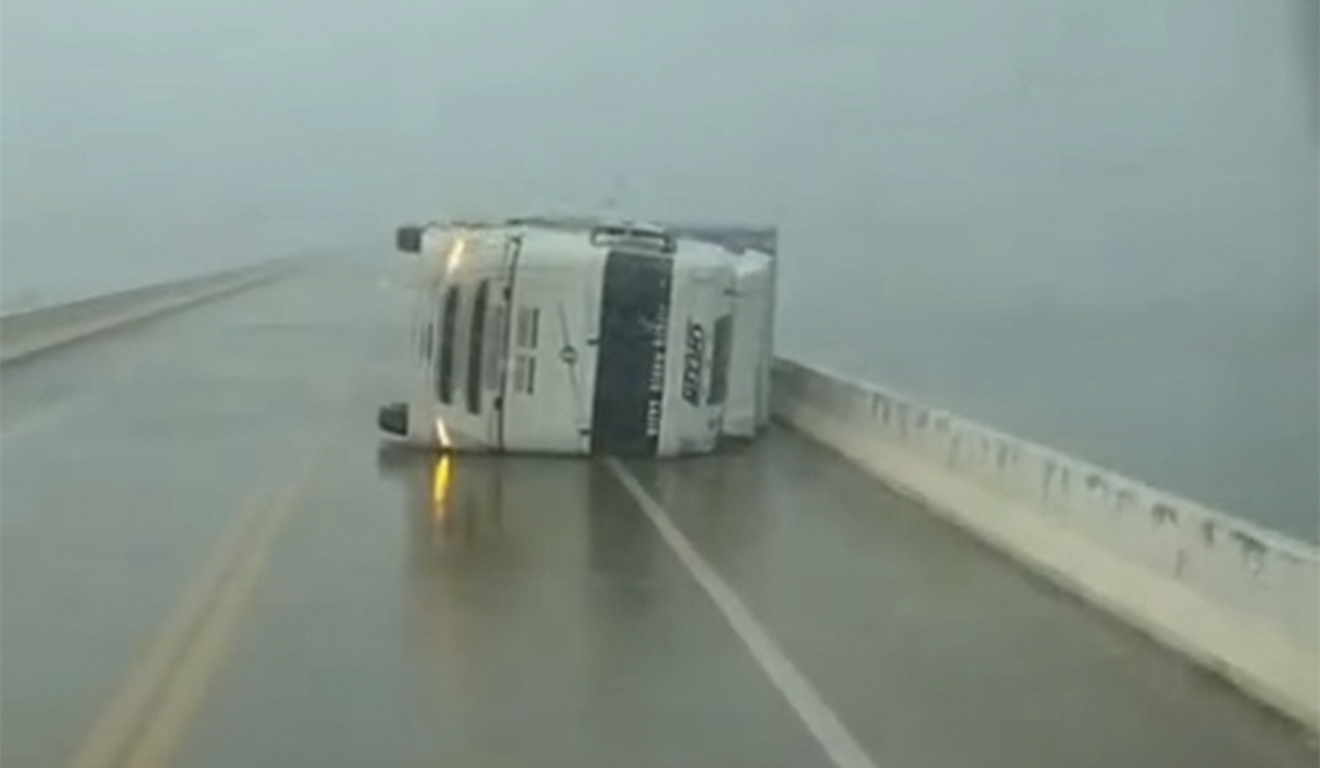 Bitrem tombado na ponte sobre o rio Paraná