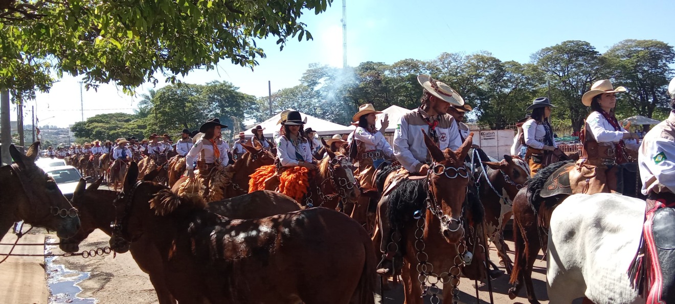 Cavaleiros conduzem suas montarias durante a 34ª Cavalgada Municipal de Paranaíba, que bateu recorde de participação neste  domingo(29)  (Foto Luciano  Oliveira)