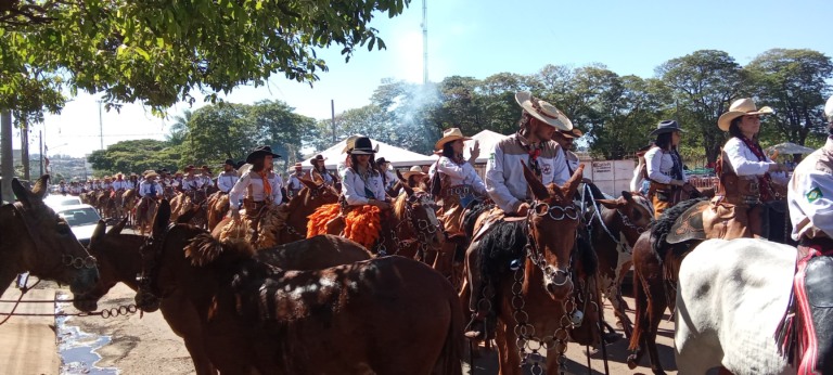Cavaleiros conduzem suas montarias durante a 34ª Cavalgada Municipal de Paranaíba, que bateu recorde de participação neste  domingo(29)  (Foto Luciano  Oliveira)