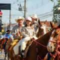 Cavaleiros de diversas comitivas se reúnem na tradicional (cavalgada, que preserva a cultura tropeira e integra as comemorações do aniversário de Paranaíba. (Parada Dez)