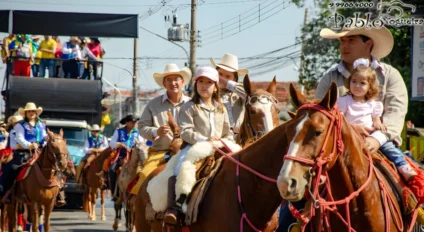 Cavaleiros de diversas comitivas se reúnem na tradicional (cavalgada, que preserva a cultura tropeira e integra as comemorações do aniversário de Paranaíba. (Parada Dez)