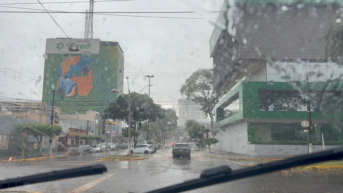 Inmet emitiu um alerta de chuvas intensas para Dourados com grau de severidade classificado como "perigo potencial". (Foto: Emily Geovanna) Inmet emitiu um alerta de chuvas intensas para Dourados com grau de severidade classificado como "perigo potencial". (Foto: Emily Geovanna)