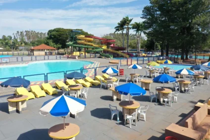 Espaço é equipado com parque aquático, piscinas, saunas, bangalôs e quiosques - Foto: Divulgação/ACICG