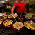 Comida servida em restaurante em Brasília.
