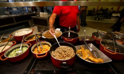 Comida servida em restaurante em Brasília.