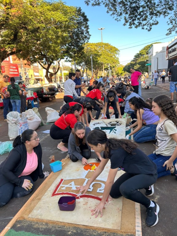 Fiéis das paróquias de Dourados  participam da confecção dos tapetes de Corpus Christi