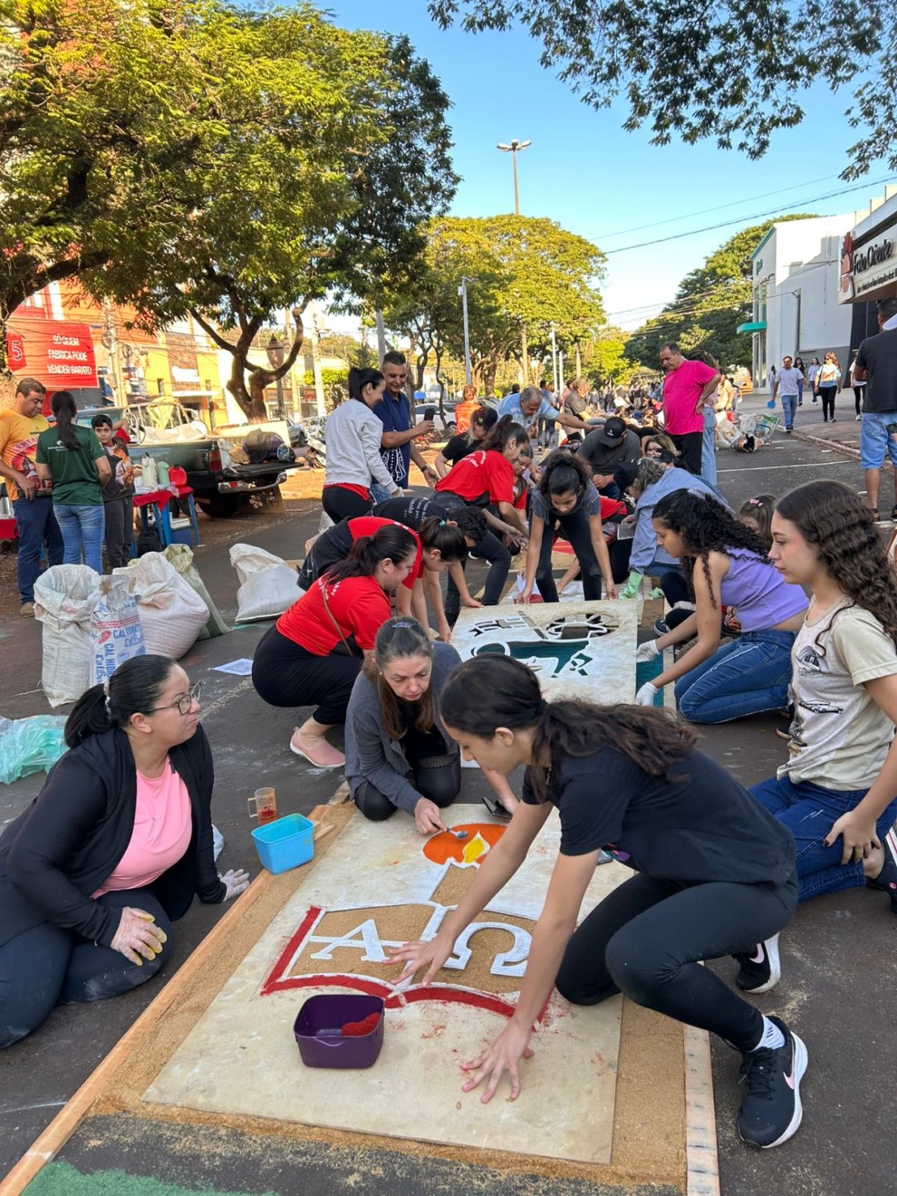 Fiéis das paróquias de Dourados  participam da confecção dos tapetes de Corpus Christi