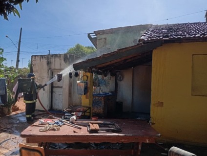 Incêndio atinge residência no bairro Santa Terezinha e mobiliza Corpo de Bombeiros