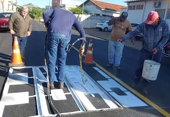 Ruas recapeadas receberão sinalização horizontal