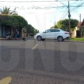 Motorista fura preferencial, causa acidente e idoso fica preso entre carro e moto