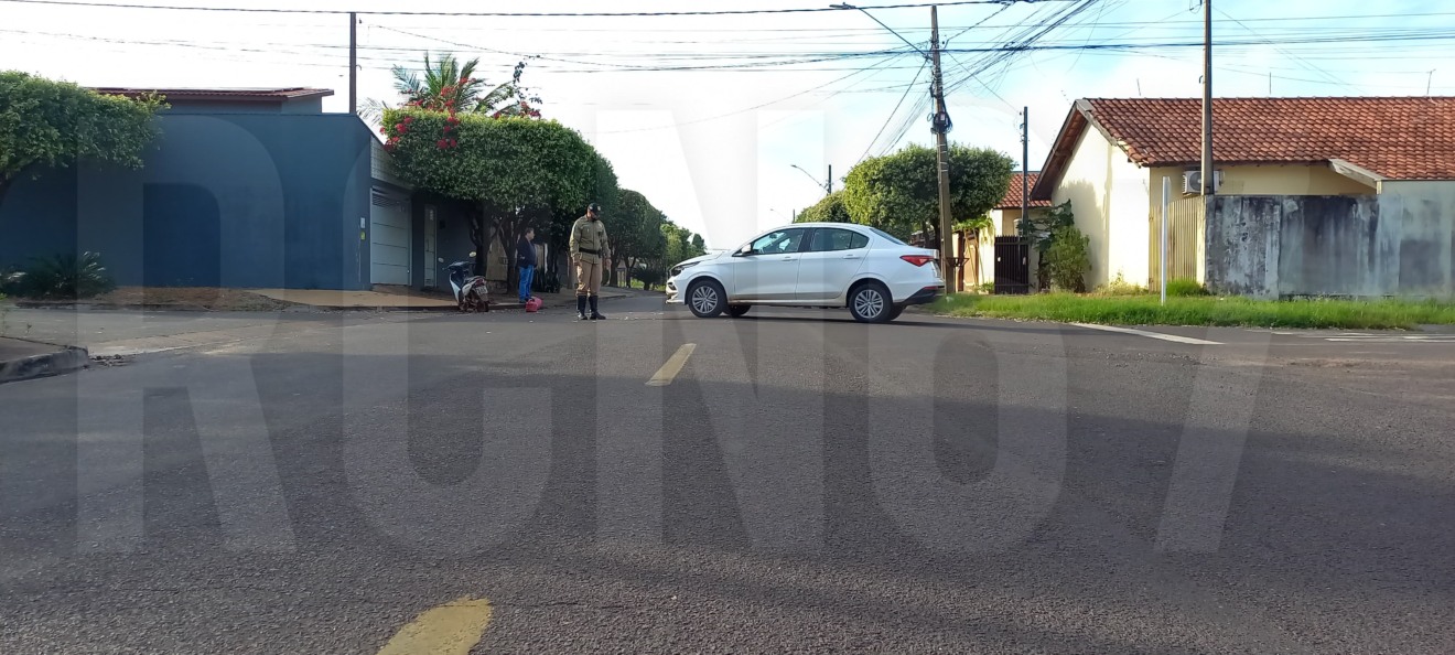 Pai e filho seguiam para o trabalho, quando carro de firma atravessou preferencial e bateu na moto deixando o idoso com fratura exposta. Foto: Alfredo Neto/JPNews