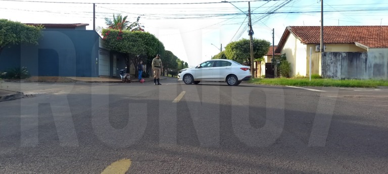 Motorista fura preferencial, causa acidente e idoso fica preso entre carro e moto