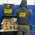 Durante vistoria no compartimento de bagagens, os policiais localizaram 14,5 quilos de skunk e 6,3 quilos de maconha que estavam na mala da passageira. (Foto: Divulgação/DOF)