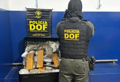 Durante vistoria no compartimento de bagagens, os policiais localizaram 14,5 quilos de skunk e 6,3 quilos de maconha que estavam na mala da passageira. (Foto: Divulgação/DOF)