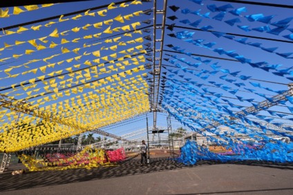 Montagem da estrutura de palco e de estandes da festa Junina de Dourados. (Fotos: A. Frota)

