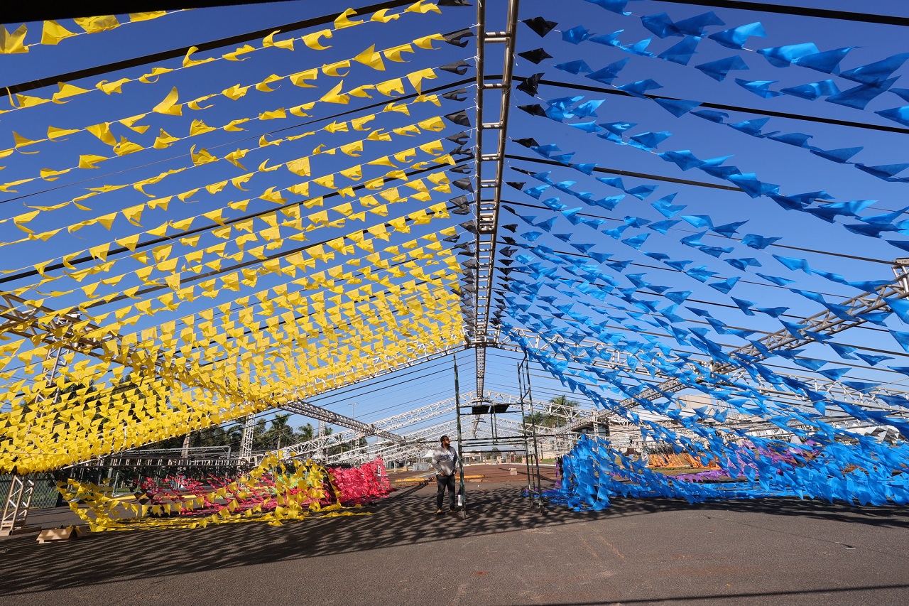 Montagem da estrutura de palco e de estandes da festa Junina de Dourados. (Fotos: A. Frota)
Montagem da estrutura de palco e de estandes da festa Junina de Dourados. (Fotos: A. Frota)
