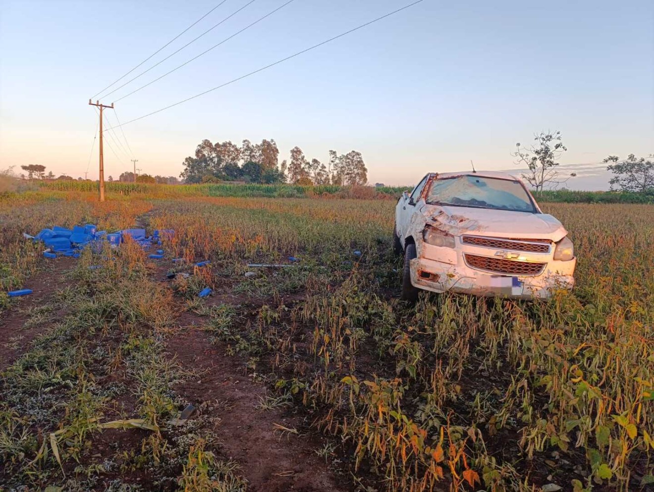 Uma denúncia anônima levou a equipe ao local do acidente, encontrando uma caminhonete GM S10, de cor branca, tombada às margens da via (Foto: Divulgação) Uma denúncia anônima levou a equipe ao local do acidente, encontrando uma caminhonete GM S10, de cor branca, tombada às margens da via (Foto: Divulgação)