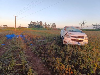 Uma denúncia anônima levou a equipe ao local do acidente, encontrando uma caminhonete GM S10, de cor branca, tombada às margens da via (Foto: Divulgação)