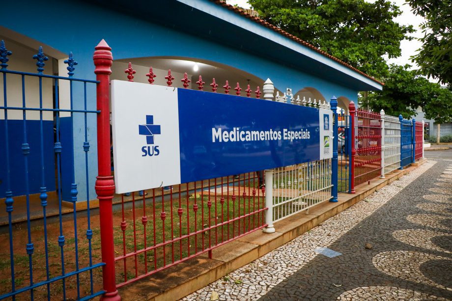 A partir desta semana, a retirada desses itens, que antes era feita na clínica do idoso, passa a ser realizada exclusivamente no Setor de Medicamentos Especiais. Foto: Divulgação.