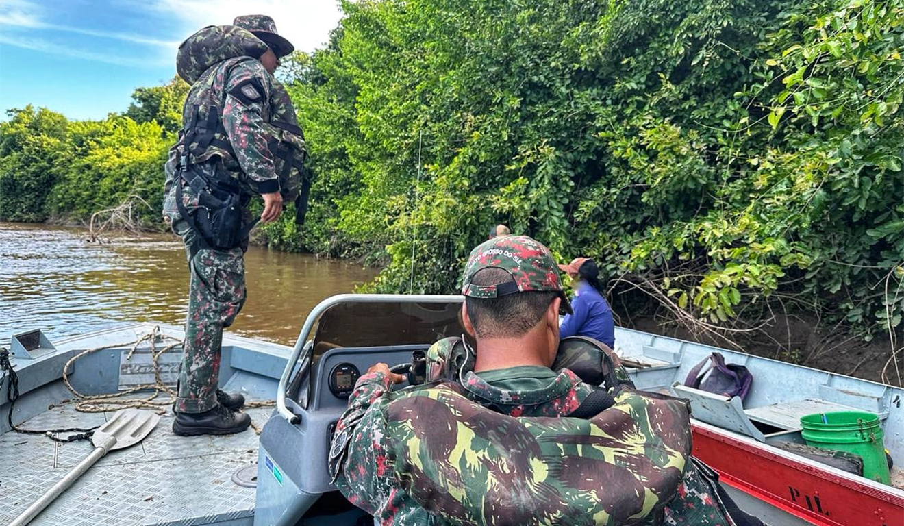 Policiais ambientais durante fiscalização a pescadores