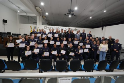 Trinta e nove guardas municipais receberam certificados do curso, em cerimônia na Câmara Municipal. (Foto: A. Frota)