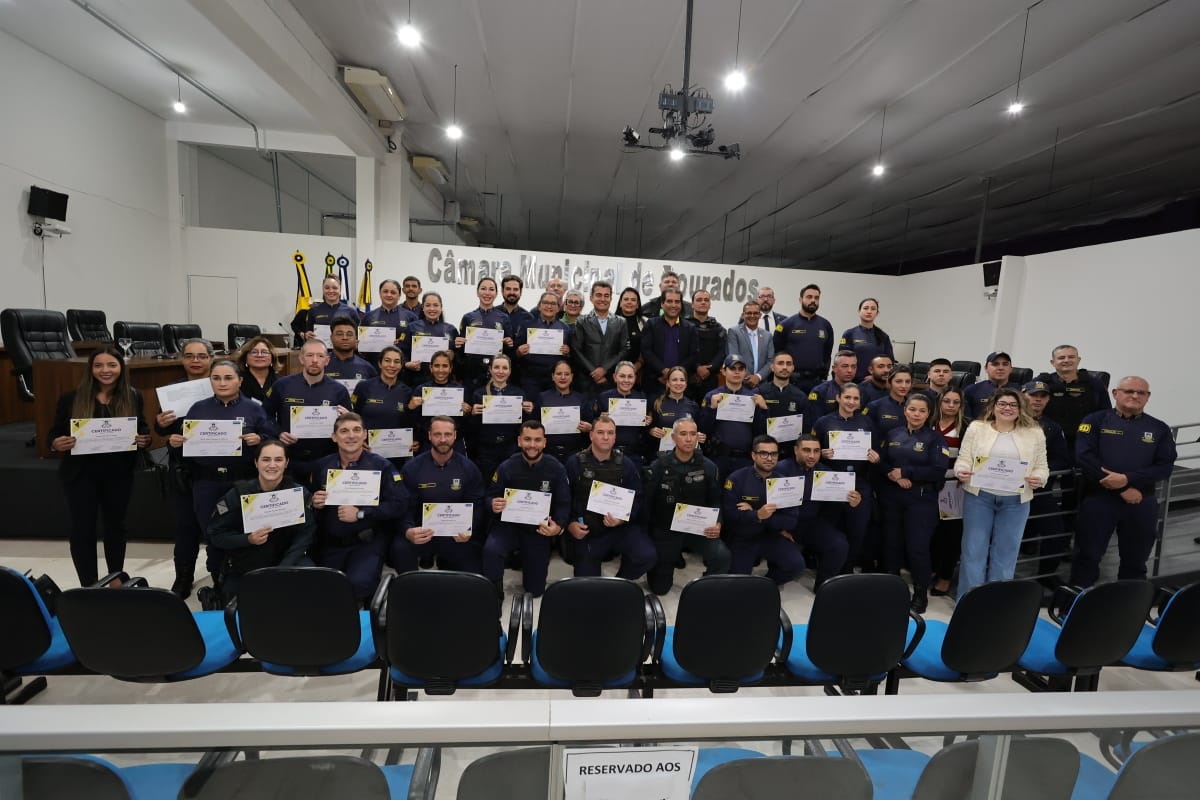 Trinta e nove guardas municipais receberam certificados do curso, em cerimônia na Câmara Municipal. (Foto: A. Frota)