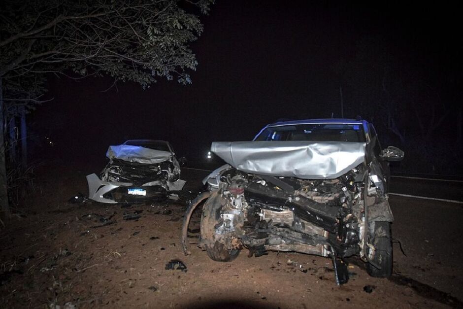 Carro destruído após acidente na BR-262 em Aquidauana