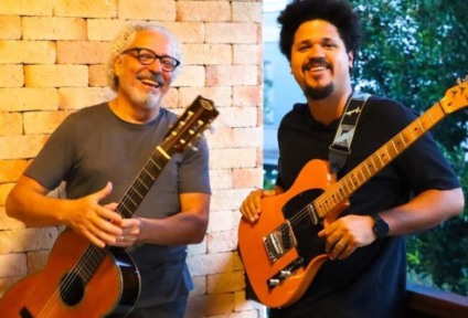 Gilson Espíndola e Gabriel de Andrade apresentam o show 'Violão entre Guitarras', que celebra a história da música urbana sul-mato-grossense. / Foto: UFGD/Reprodução