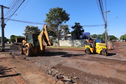 Operação tapa-buraco teve início pelas ruas Iran Pereira de Matos e Joaquim Alves Taveira, na Vila Mary – (Fotos: A. Frota)