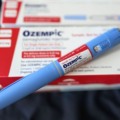 Nova regra da Anvisa exige retenção de receitas para venda de canetas emagrecedoras.