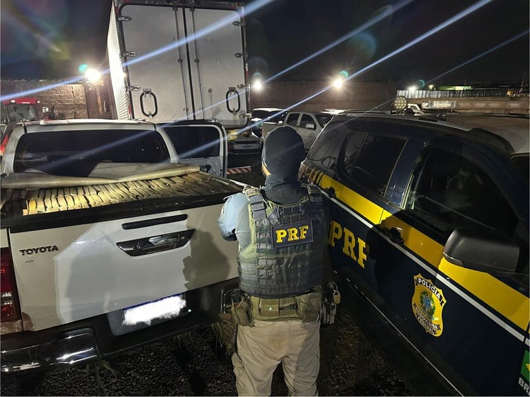 Motorista fugiu após abandonar caminhonete roubada carregada com droga na BR-060 - Foto: Divulgação/PRF