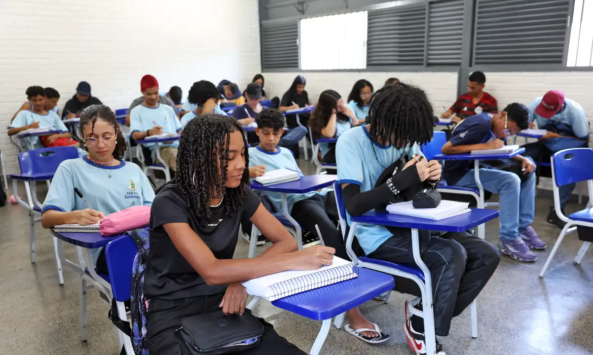 Os estudantes participantes do programa Pé-de-Meia de 2025 nascidos nos meses de julho e agosto recebem nesta quinta-feira (31) o pagamento da quinta parcela do programa. Foto: Reprodução/Agência Brasil.