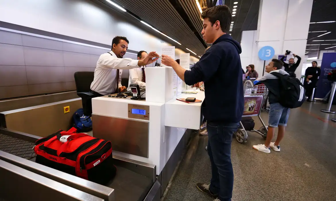Com a chegada das férias escolares de julho, a procura por autorizações de viagem para crianças e adolescentes aumenta. Foto: Divulgação/Agência Brasil.