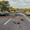 Caminhonete ficou destruída após bater de frente com carreta na BR-163