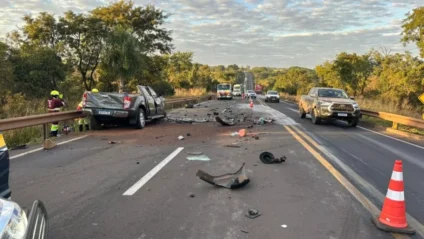 Caminhonete ficou destruída após bater de frente com carreta na BR-163
