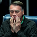 Bolsonaro se emociona no Senado um dia antes de operação da Polícia Federal