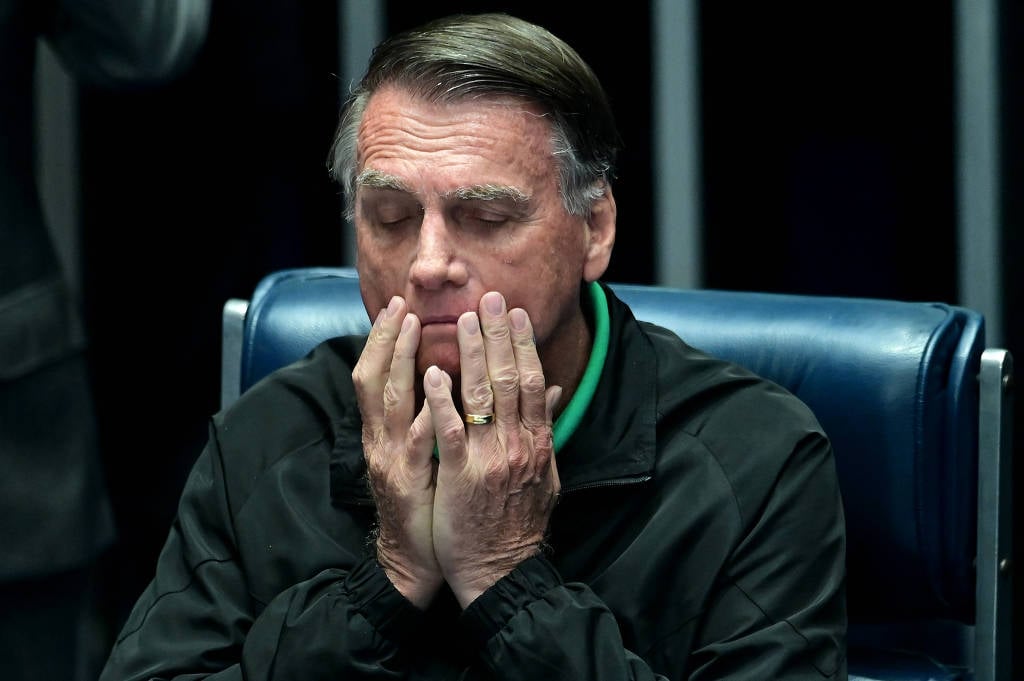 Bolsonaro se emociona no Senado um dia antes de operação da Polícia Federal