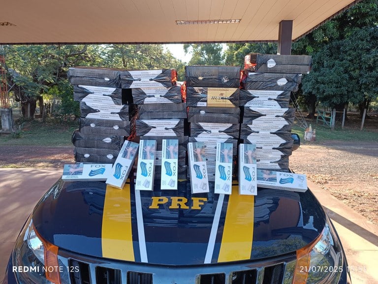 Produtos estavam escondidos no porta-malas e sob cobertor - Foto: Reprodução PRF
