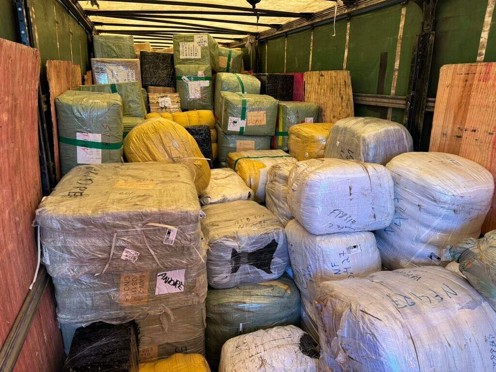 Caminhão transportava cerca de 400 objetos - Foto: Divulgação/ Receita Federal