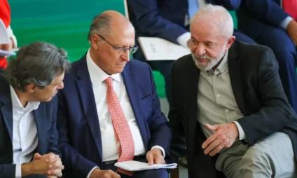 Fernando Haddad, Geraldo Alckmin (ao meio) e Lula conversando - Foto: Fabio Rodrigues-Pozzebom/ Agência Brasil