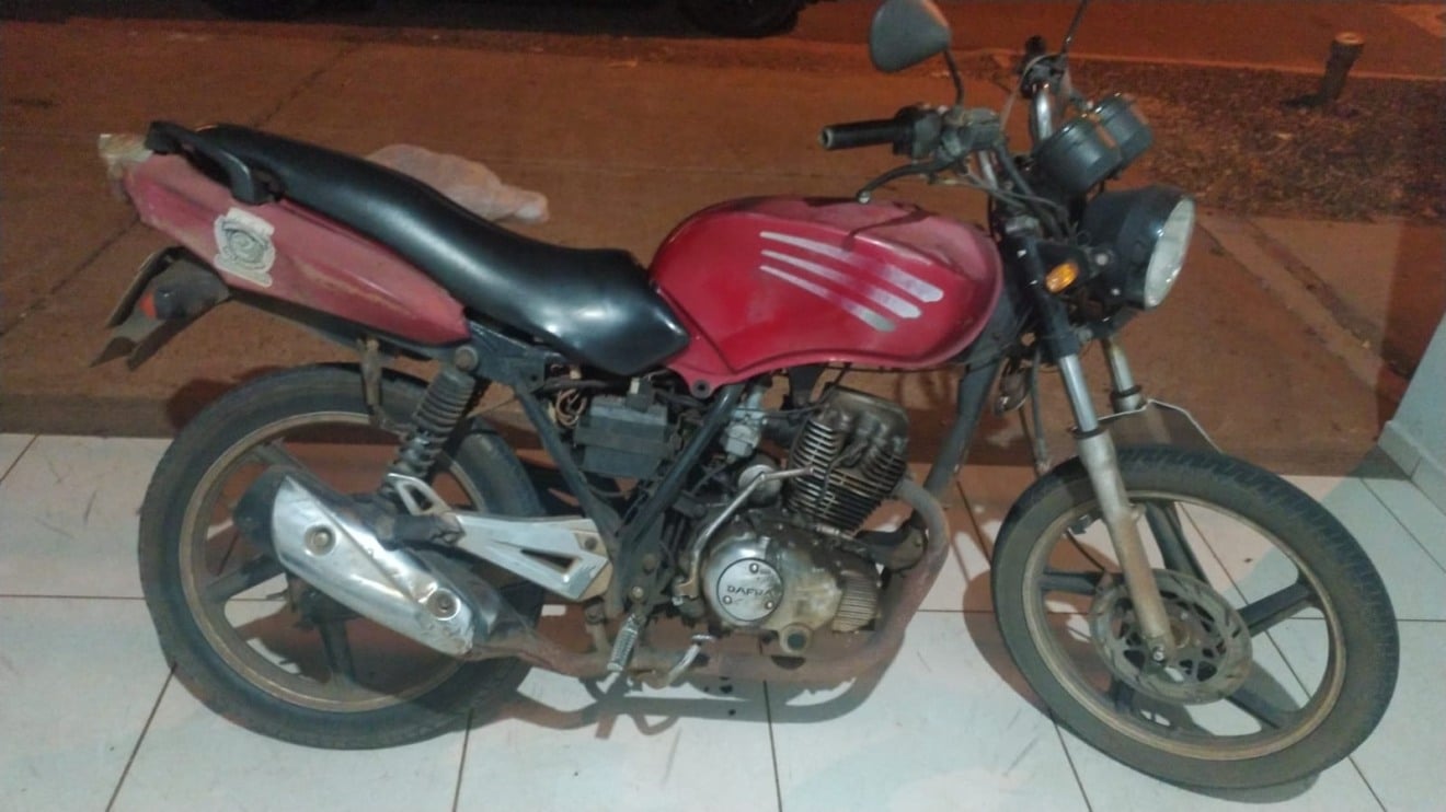 Durante patrulhamento ostensivo na avenida Rafael de Haro, os policiais avistaram uma dupla sem capacete em uma motocicleta Dafra vermelha. Foto: Divulgação.