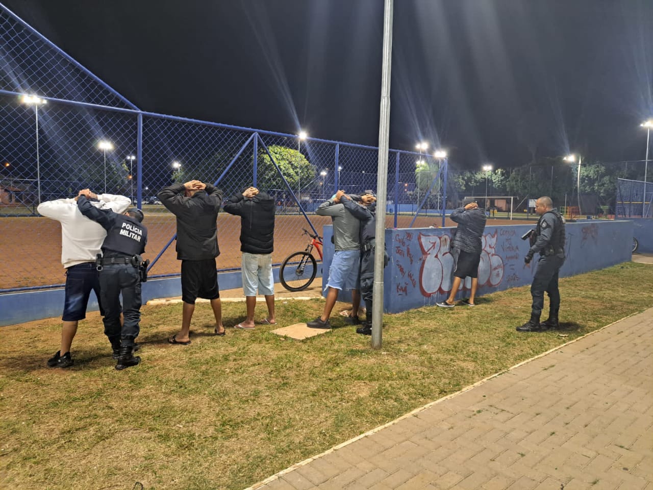Pequenos crimes relacionados ao vicio em drogas como furtos e brigas continuam a exigir empenho de policiais militares constantemente. Foto: Divulgação.