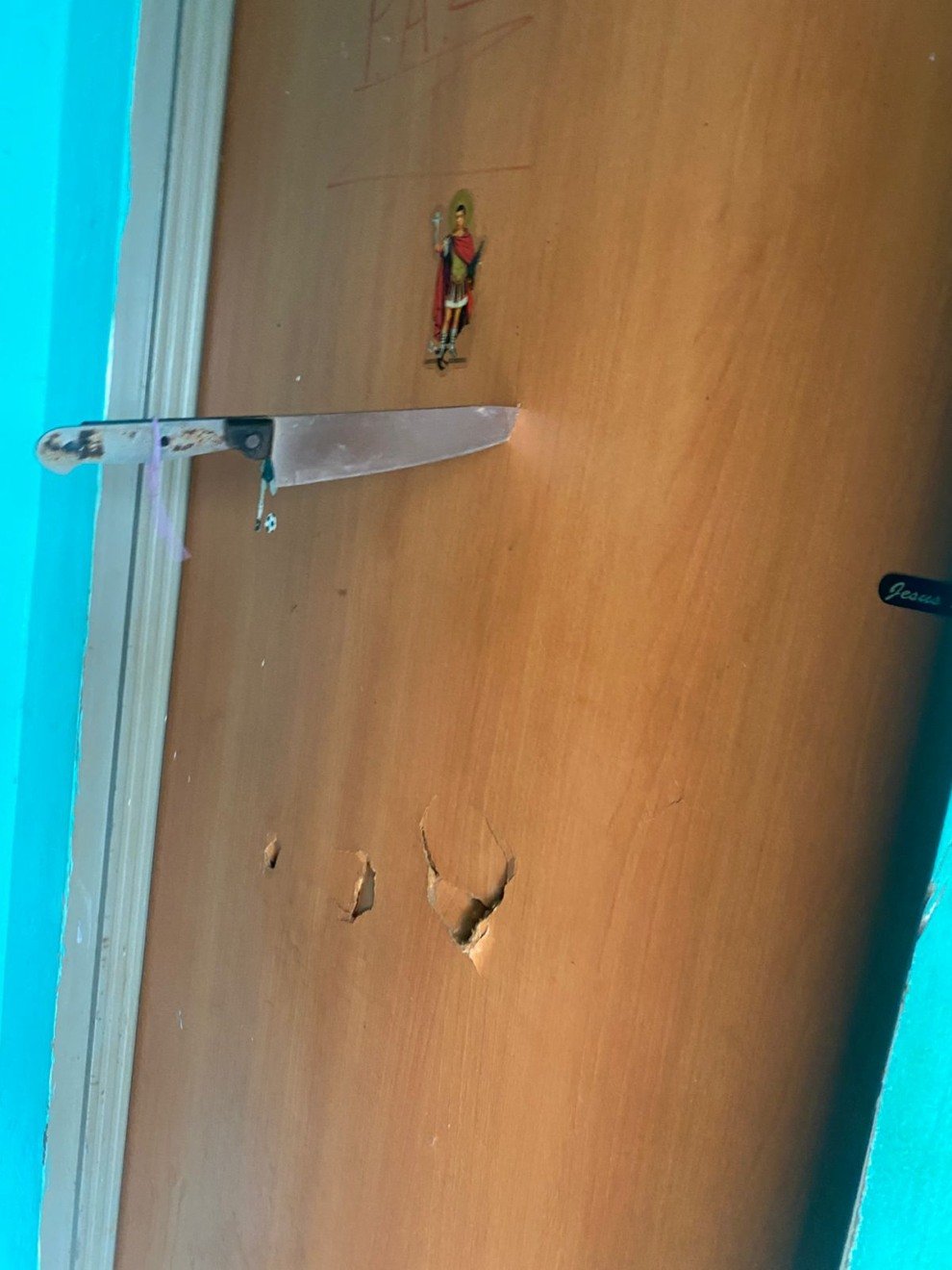 Além de agredir sobrinho e tentar bater na própria mãe, o suspeito usou uma faca para aterrorizar a família. Foto: Divulgação.