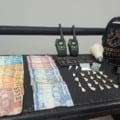 Força Tática apreende drogas, rádios comunicadores e dinheiro em bar de Três Lagoas